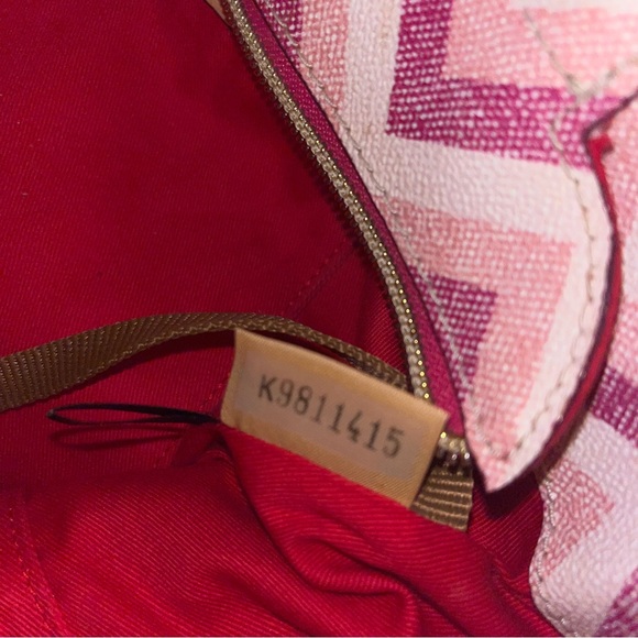 Dooney & Bourke pink chevron tote bag - Picture 3 of 13